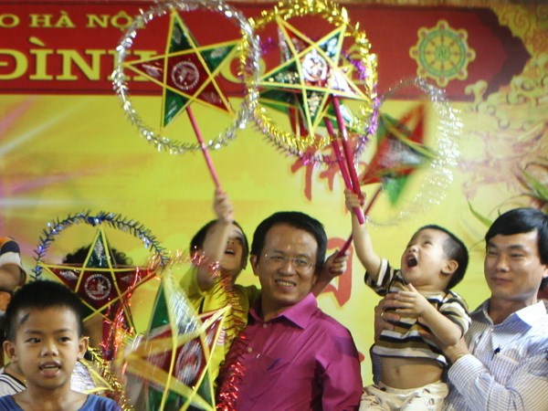 Bao Viet Group presents gifts to children sponsored by Bo De pagoda on occasion of Moon Festival 